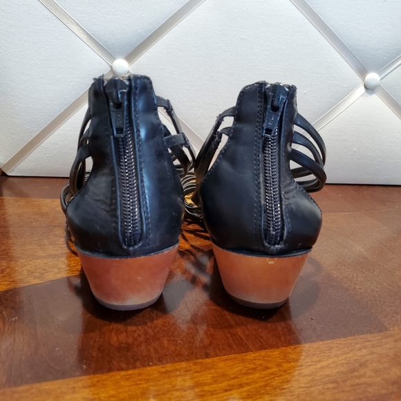 BareTraps Belicia Sandals - Picture 3 of 10